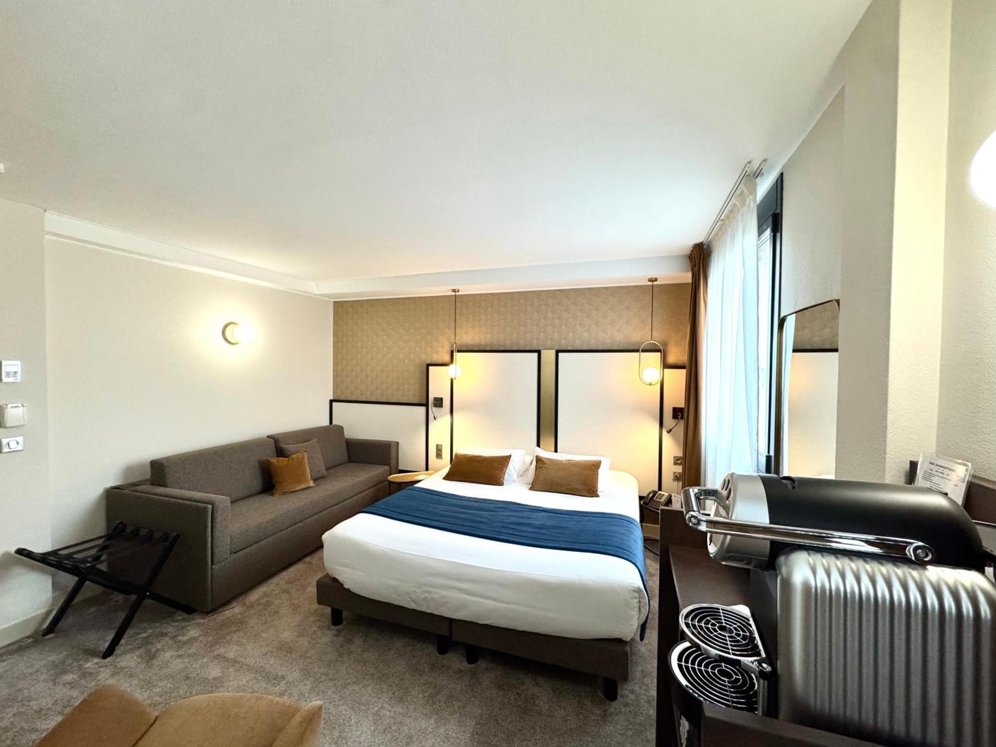 Executive Room One King One Single Bed Non-Smoking,1765851070:JPEG